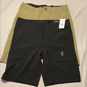 Volcom Boy’s Black and Tan Flat Front Shorts size 28 (16)